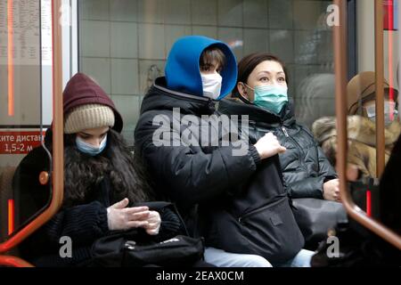 Moskau, Russland. Februar 2021, 10th. Passagiere mit Gesichtsmasken sind am 10. Februar 2021 in einer U-Bahn in Moskau, Russland, zu sehen. Russland registriert 14.494 COVID-19 Fälle in den letzten 24 Stunden, die Erhöhung der nationalen Zahl auf 4.012.710, sagte das COVID-19 Response Center des Landes am Mittwoch. Quelle: Alexander Zemlianichenko Jr/Xinhua/Alamy Live News Stockfoto