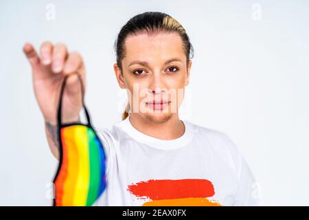 Transgender kämpft für lgbtq-Gemeinschaftsrechte - Transsexuelles Männerportrait, konzeptionelle Unterstützung für Schwule, Lesben, Transgender und gegen Homo Stockfoto