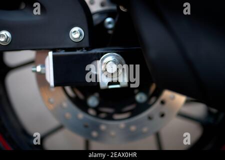 Detail von Achse, Rad und Hinterrad Scheibenbremse eines Motorrads Stockfoto
