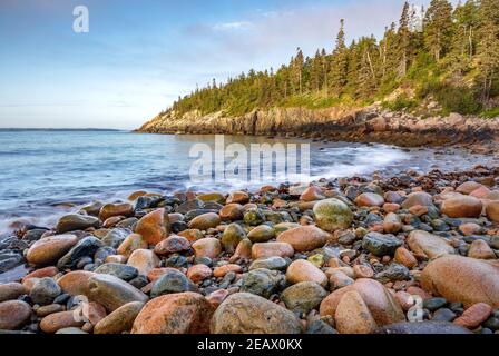 Acadia National Park, Maine: Abgerundete Felsbrocken, Felsen und Surfen am frühen Morgen, Hunters Beach Stockfoto