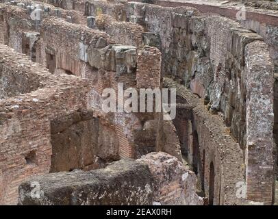 Im Inneren des berühmten Amphitheaters Kolosseum in rom Stockfoto