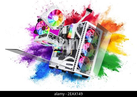 Explosionsansicht des weißen Gaming-pc-Computers mit Glasfenstern und Regenbogen-rgb-LED-Leuchten. Fliegende Hardware-Komponenten vor abstraktem Farbpulver Stockfoto