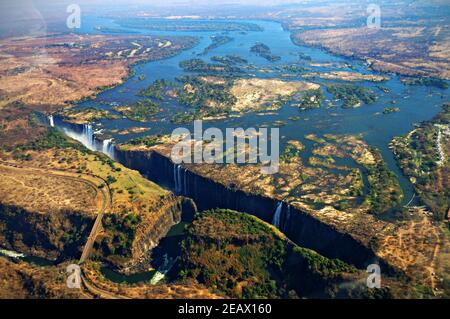 Volle Luftaufnahme der Victoria Falls während der Trockenzeit (September) von einem Hubschrauber, Grenze von Sambia und Simbabwe Stockfoto