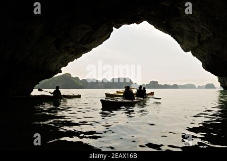 Gruppe von Menschen Kajakfahren in einer Höhle in Bai TU Long, Ha Long Bay, Vietnam Stockfoto