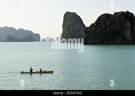 Zwei Personen Kajakfahren in Bai TU Long, Ha Long Bay, Vietnam Stockfoto