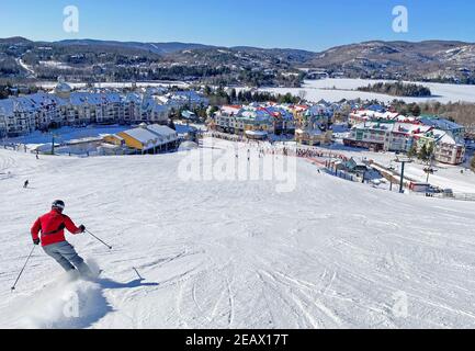 Mont und Lake Tremblant Village Resort im Winter, Quebec, Kanada Stockfoto