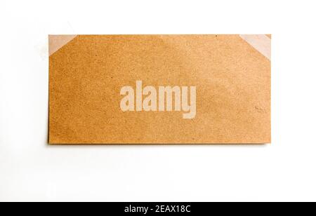 Vintage Notizpapier auf weißem Hintergrund, mit Klebeband befestigt Stockfoto