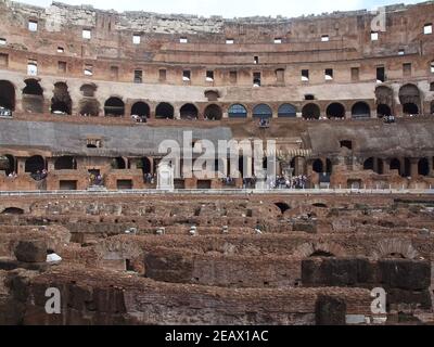 Im Inneren des berühmten Amphitheaters Kolosseum in rom Stockfoto