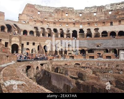 Im Inneren des berühmten Amphitheaters Kolosseum in rom Stockfoto