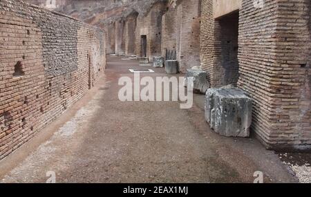 Im Inneren des berühmten Amphitheaters Kolosseum in rom Stockfoto