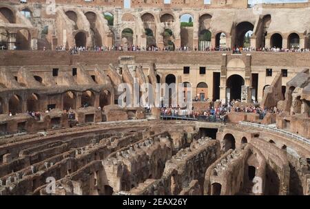 Im Inneren des berühmten Amphitheaters Kolosseum in rom Stockfoto