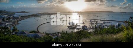 Der Hafenblick in der Abenddämmerung von Fort Louis in Marigot, der französischen Hauptstadt von St. Martin in der Karibik Stockfoto