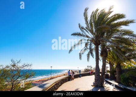 Gran Canaria, Spanien - 11. Dezember 2018: Strandpromenade Maspalomas (Playa de Maspalomas) auf Gran Canaria, Kanarische Inseln, Spanien. Eine von Stockfoto