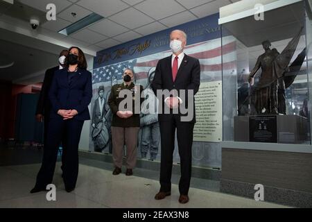 US-Präsident Joe Biden (R) mit US-Vizepräsident Kamala Harris (L), dem Vorsitzenden des Joint Chiefs of Staff Mark Milley (2-R) und dem US-Verteidigungsminister Lloyd Austin (Back L) steht neben einer Statue des ersten afroamerikanischen Ehrenmedaillenempfängers Sergeant William Carney; Während einer Tour durch die Afroamerikaner im Service Corridor im Pentagon in Arlington, Virginia, USA, 10. Februar 2021.Quelle: Michael Reynolds/Pool via CNP /MediaPunch Stockfoto