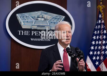 Arlington, Virginia, USA. Februar 2021, 10th. US-Präsident Joe Biden hält am 10. Februar 2021 im Pentagon in Arlington, Virginia, USA, eine Rede.Quelle: Michael Reynolds/Pool via CNP Quelle: dpa/Alamy Live News Stockfoto