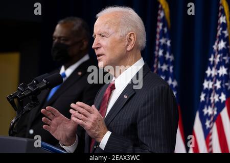 Arlington, Virginia, USA. Februar 2021, 10th. US-Präsident Joe Biden hält am 10. Februar 2021 im Pentagon in Arlington, Virginia, USA, eine Rede.Quelle: Michael Reynolds/Pool via CNP Quelle: dpa/Alamy Live News Stockfoto