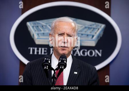 Arlington, Virginia, USA. Februar 2021, 10th. US-Präsident Joe Biden hält am 10. Februar 2021 im Pentagon in Arlington, Virginia, USA, eine Rede.Quelle: Michael Reynolds/Pool via CNP Quelle: dpa/Alamy Live News Stockfoto