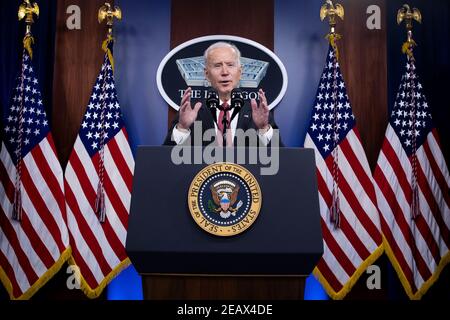 Arlington, Virginia, USA. Februar 2021, 10th. US-Präsident Joe Biden hält am 10. Februar 2021 im Pentagon in Arlington, Virginia, USA, eine Rede.Quelle: Michael Reynolds/Pool via CNP Quelle: dpa/Alamy Live News Stockfoto