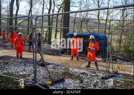 Aylesbury Vale, Buckinghamshire, Großbritannien. 10th. Februar 2021. Zahlreiche gelangweilt aussehende HS2 Sicherheit Auftragnehmer bezahlt werden, um rund um im Wald den ganzen Tag stehen. Ökologen arbeiten im Auftrag von HS2 Ltd wurden Fledermausuntersuchungen in Jones Hill Wood heute tun. Die Ökologen stellten Endoskope in potenzielle Fledermausquartiere, die alle schlafenden Fledermäuse gestört haben könnten. Sehr seltene Barbaren Fledermäuse werden geglaubt, um in diesem Wald zu brüten. HS2 plant, einen großen Teil dieses alten Waldgebietes für die umstrittene Hochgeschwindigkeitsstrecke von London nach Birmingham zu zerstören. Quelle: Maureen McLean/Alamy Live News Stockfoto