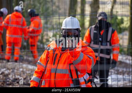 Aylesbury Vale, Buckinghamshire, Großbritannien. 10th. Februar 2021. Mitglieder von HS2 Security Filmen regelmäßig Mitglieder der Presse, die über das Projekt HS2 berichten. Ökologen arbeiten im Auftrag von HS2 Ltd wurden Fledermausuntersuchungen in Jones Hill Wood heute tun. Die Ökologen stellten Endoskope in potenzielle Fledermausquartiere, die alle schlafenden Fledermäuse gestört haben könnten. Sehr seltene Barbaren Fledermäuse werden geglaubt, um in diesem Wald zu brüten. HS2 plant, einen großen Teil dieses alten Waldgebietes für die umstrittene Hochgeschwindigkeitsstrecke von London nach Birmingham zu zerstören. Quelle: Maureen McLean/Alamy Live News Stockfoto