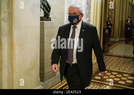 Washington, Usa. Februar 2021, 10th. Senator Bob Menendez (D-NJ) läuft während einer Pause im Amtsenthebungsverfahren gegen den ehemaligen US-Präsidenten Donald Trump, unter dem Vorwurf, den tödlichen Angriff auf das US-Kapitol am 10. Februar 2021 auf dem Capitol Hill in Washington, DC angestiften zu haben. Pool Foto von Joshua Roberts/UPI Kredit: UPI/Alamy Live Nachrichten Stockfoto