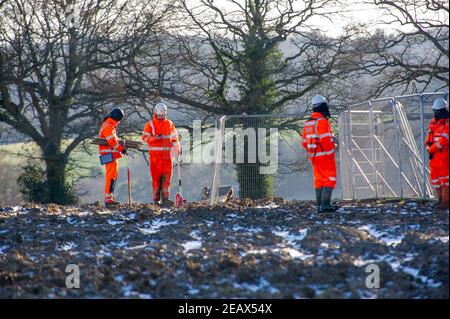 Aylesbury Vale, Buckinghamshire, Großbritannien. 10th. Februar 2021. Ein Feld neben Jones Hill Wood wird gemessen und markiert, das vermutlich bereit ist, den angrenzenden alten Waldboden von Jones Hill Wood zu „verrenken“. Dies bedeutet, dass die gesamten Öko-Systeme des Waldbodens auf Kipper-LKWs geschöpft und in das nahe gelegene Feld gedumpt werden. Die umstrittene High Speed Rail Verbindung von London nach Birmingham ist eine riesige Narbe über die Chilterns, ein Gebiet von außergewöhnlicher natürlicher Schönheit. Quelle: Maureen McLean/Alamy Live News Stockfoto