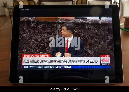 CNN Live-Berichterstattung über Trump 2nd Amtsenthebungsverfahren auf dem iPad Stockfoto