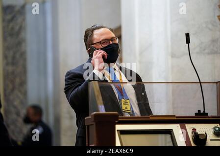 Jason Miller, Berater des ehemaligen US-Präsidenten Donald Trump, telefoniert während einer Pause im Amtsenthebungsverfahren gegen Trump, unter dem Vorwurf, den tödlichen Angriff auf das US-Kapitol auf dem Capitol Hill in Washington, USA, 10. Februar 2021 anzustiften. Quelle: Joshua Roberts - Pool via CNP - Nutzung weltweit Stockfoto