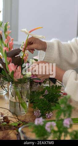 Frau Floristin macht einen Blumenstrauß Stockfoto