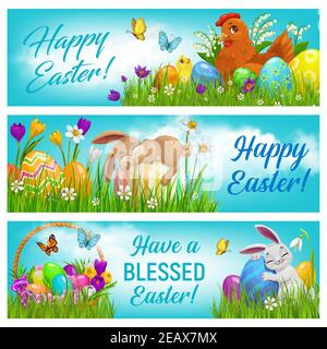 Frohe Ostern Cartoon Vektor Banner gesetzt. Hasen, Huhn mit Küken, bemalte Eier und Korb auf dem Feld mit Blumen und Schmetterlingen unter bewölktem Himmel. Stock Vektor