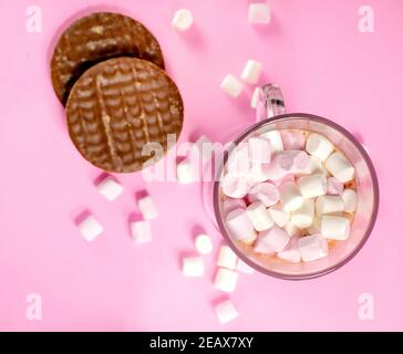 Heiße Schokolade mit Marshmallows und Verdauungsgebäck auf rosa Hintergrund. Stockfoto