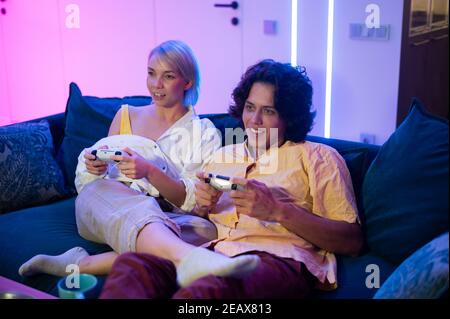 Portrait von emotionalen jungen Paar spielen Videospiel zu Hause. Stockfoto