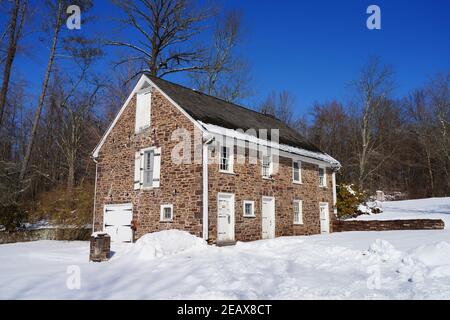 WASHINGTON CROSSING, PA –8 FEB 2021- Winteransicht des Wahrzeichen Johnson Ferry House am Washington Crossing Historic Park nach einem Schneefall. Stockfoto