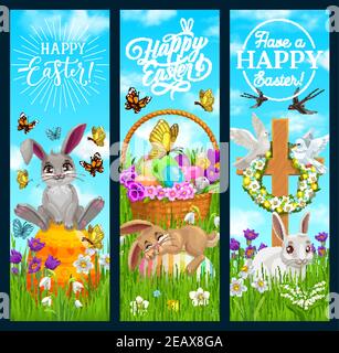 Frohe Ostern Vektor Banner mit Cartoon Hasen sitzen und schlafen auf bemalten Eiern auf grüner Wiese. Blumenkranz hängen an Kreuz und Korb mit blo Stock Vektor