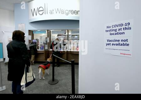 New York, USA. Februar 2021, 10th. Leute stehen in einer Walgreen Apotheke in New York, NY, 10. Februar 2021 in der Schlange. Walgreen Pharmacy gab bekannt, dass es ab diesem Wochenende mit der Verteilung des COVID-19-Impfstoffs an bestimmten Orten beginnen könnte.(Foto: Anthony Behar/Sipa USA) Quelle: SIPA USA/Alamy Live News Stockfoto