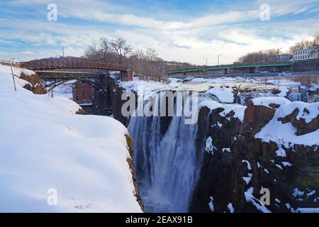 PATERSON, NJ -6 FEB 2021- Winteransicht der Great Falls des Passaic River, Teil des Paterson Great Falls National Historical Park in New Jersey Stockfoto