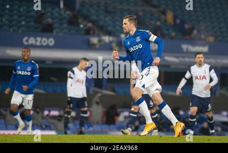 Liverpool. Februar 2021, 11th. Everton's Gylfi Sigurdsson feiert nach einem Tor aus einem Elfmeterschießen während der FA Cup 5th Runde Spiel zwischen Everton FC und Tottenham Hotspur FC im Goodison Park in Liverpool, Großbritannien am 10. Februar 2021. Quelle: Xinhua/Alamy Live News Stockfoto