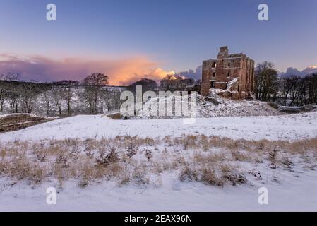 Die Ruinen von Norham Castle an der englischen schottischen Grenze, einst der gefährlichste Ort in England, ein beliebtes Thema von Turner. Northumberland, Großbritannien Stockfoto