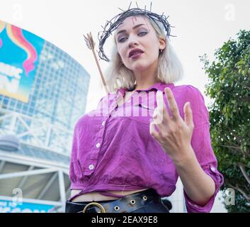 Ein Teilnehmer präsentiert Sabrina Spellman in lila Hemden und Lederrock im Convention Center, LA Comic Con 2019 Stockfoto