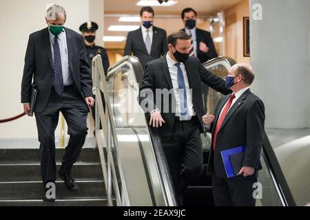 Senator Chris Coons (D-Del.), ganz rechts, spricht mit Senator Chris Murphy (D-Conn.), zweiter Torheit, als sie das Capitol nach dem zweiten Tag des Amtsenthebungsverfahrens gegen den ehemaligen Präsidenten Donald Trump am Mittwoch, den 10. Februar 2021 verlassen. Stockfoto