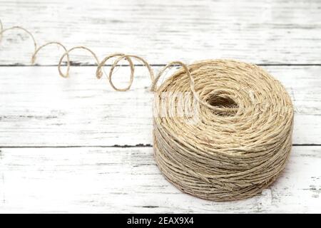 zwirn aus Leinengarn auf weißem Grunge-Holztisch Stockfoto