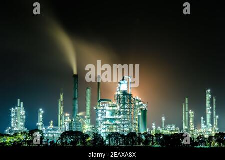 Nachtlandschaft der Omsker Ölraffinerie in Russland Stockfoto