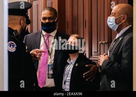 NYTIMPEACH WASHINGTON, DC - 10. FEBRUAR: Capitol Police Officer Eugene Goodman und Offiziere sprechen am zweiten Tag von Trumps zweitem Amtsenthebungsverfahren am 10. Februar 2021 in Washington, DC. Heute ist der zweite Tag in Trumps zweitem Amtsenthebungsverfahren, in dem er Bemerkungen ansprach, die er vor dem Aufstand des US-Kapitols am 6. Januar gemacht hatte. Quelle: Brandon Bell - Pool via CNP - Nutzung weltweit Stockfoto