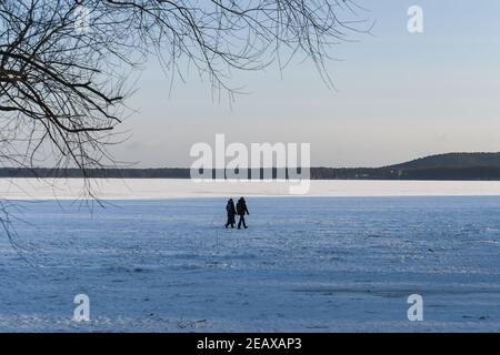 Berlin, Deutschland. Februar 2021, 10th. Zwei Menschen laufen auf dem gefrorenen Müggelsee Berlin. Quelle: Kira Hofmann/dpa-Zentralbild/ZB/dpa/Alamy Live News