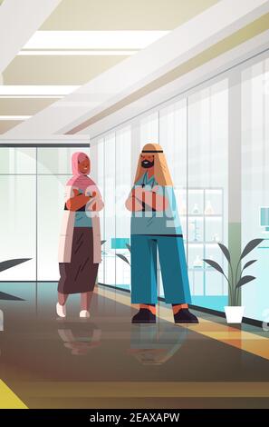 arabisch Ärzte paar in Uniform stehend zusammen Mann Frau medizinisch Fachleute diskutieren während der Sitzung Medizin Gesundheitswesen Konzept Klinik interior vertikal Vektordarstellung in voller Länge Stock Vektor