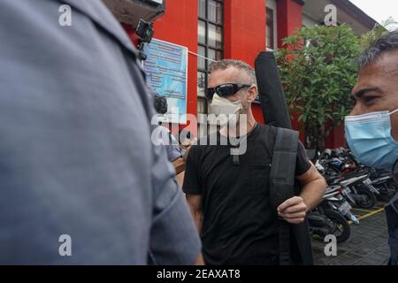 Badung, Bali, Indonesien. Februar 2021, 10th. DAVID TAYLOR (c) eskortiert von einem Einwanderungsbeamten. DAVID TAYLOR, auch bekannt als 'DJ NUTZO', britischer Staatsbürger, der 2016 einen Bali-Polizisten tötete WAYAN SUDIARSA, wurde nach 5 Jahren Haft im Kerobokan Gefängnis freigelassen. Seine Freundin Sara CONNOR, die beide wegen tödlichen Gruppenangriffs verurteilt wurden, wurde am 2020. Juli freigelassen. (Bild: © Dicky BisinglasiZUMA Wire) Quelle: ZUMA Press, Inc./Alamy Live News Stockfoto