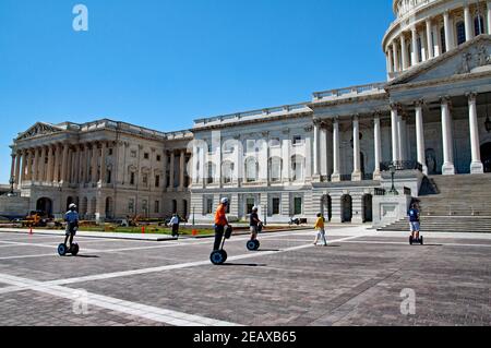 Tour Gruppe Reiten Segways besucht das US Capitol Building in Washington DC Stockfoto