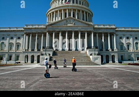 Tour Gruppe Reiten Segways besucht das US Capitol Building in Washington DC Stockfoto