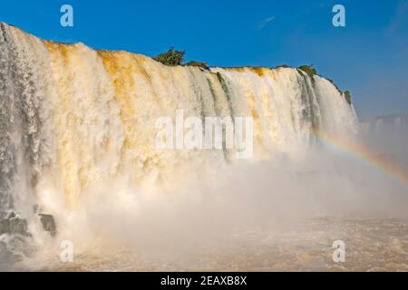 Wasserströmungen, die über den Wasserfällen bei den Iguazu Wasserfällen stürzen In Brasilien Stockfoto