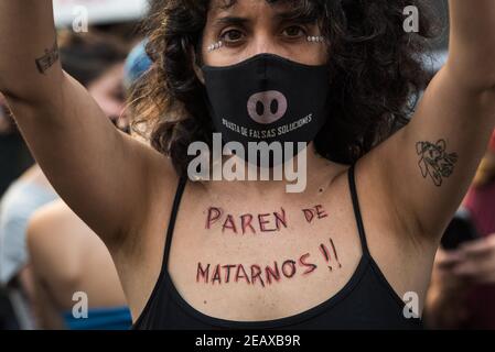 Buenos Aires, Argentinien. Februar 2021, 10th. Ein Protestler, der während der Demonstration mit einer Leiche gesehen wurde.Demonstranten versammelten sich, um Gerechtigkeit für den Mord an Úrsula Bahlo und die Repression durch die Polizei zu fordern. Kredit: SOPA Images Limited/Alamy Live Nachrichten Stockfoto